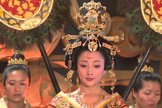 的形势啊非常的危急,一面是自己的江山,另一面又是自己最心爱的女儿