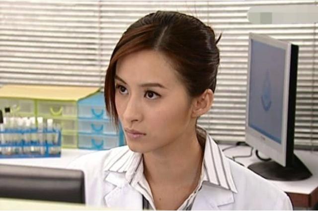 她是"最美女配",曾被相恋10年富二代抛弃,今35岁又入豪门