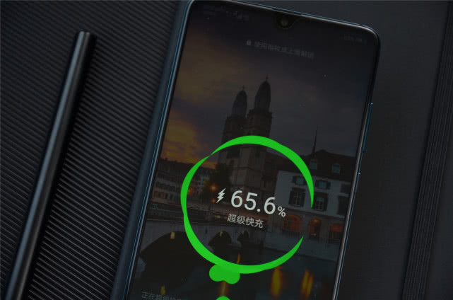 而华为 mate 20在充电设计方面,则支持4.5v/5v,以及5