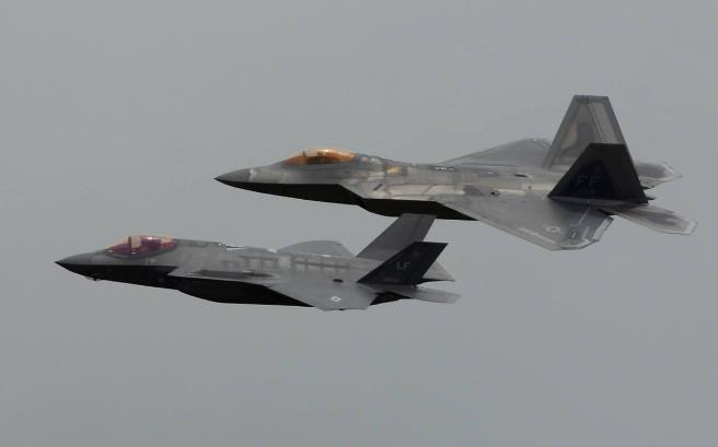 f22和f35编队起飞美日剑指西太平洋,专家:作战目标是该国