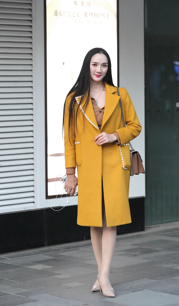 街拍穿奶油色尖头细高跟鞋的美女