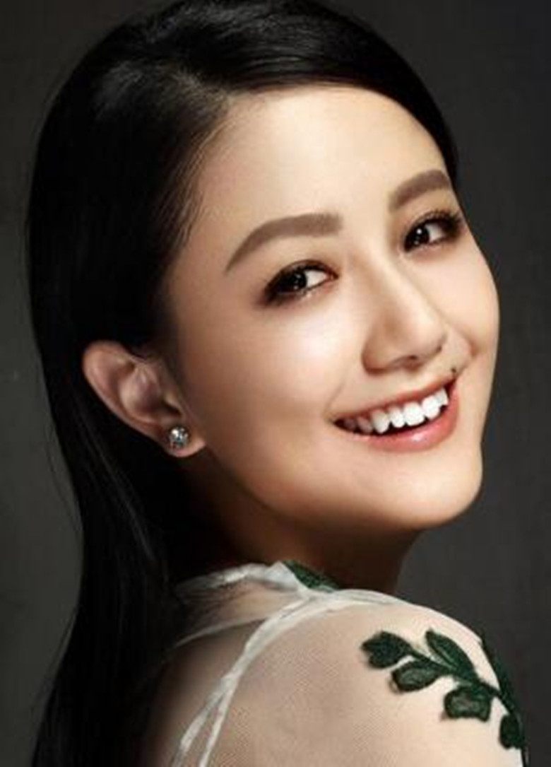 她16岁踏入娱乐圈嘴边的痣成为特色如今35岁女人味十足