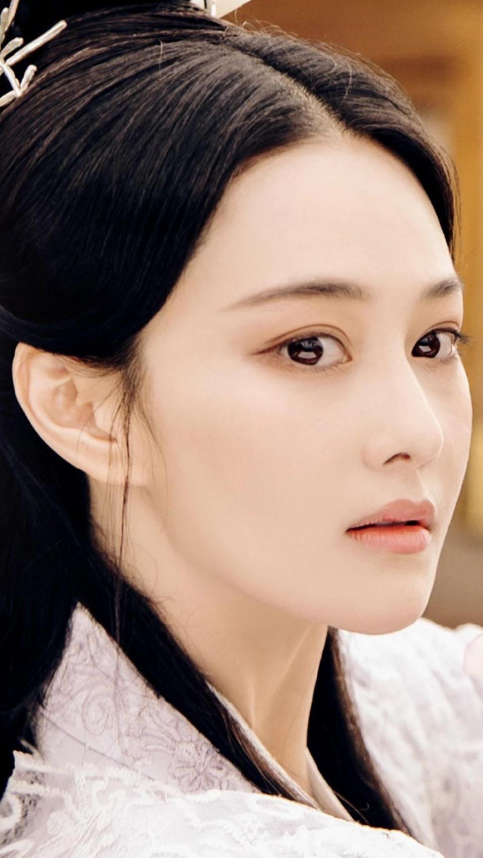 张馨予她演技不错,只是以前被口碑所耽误了.