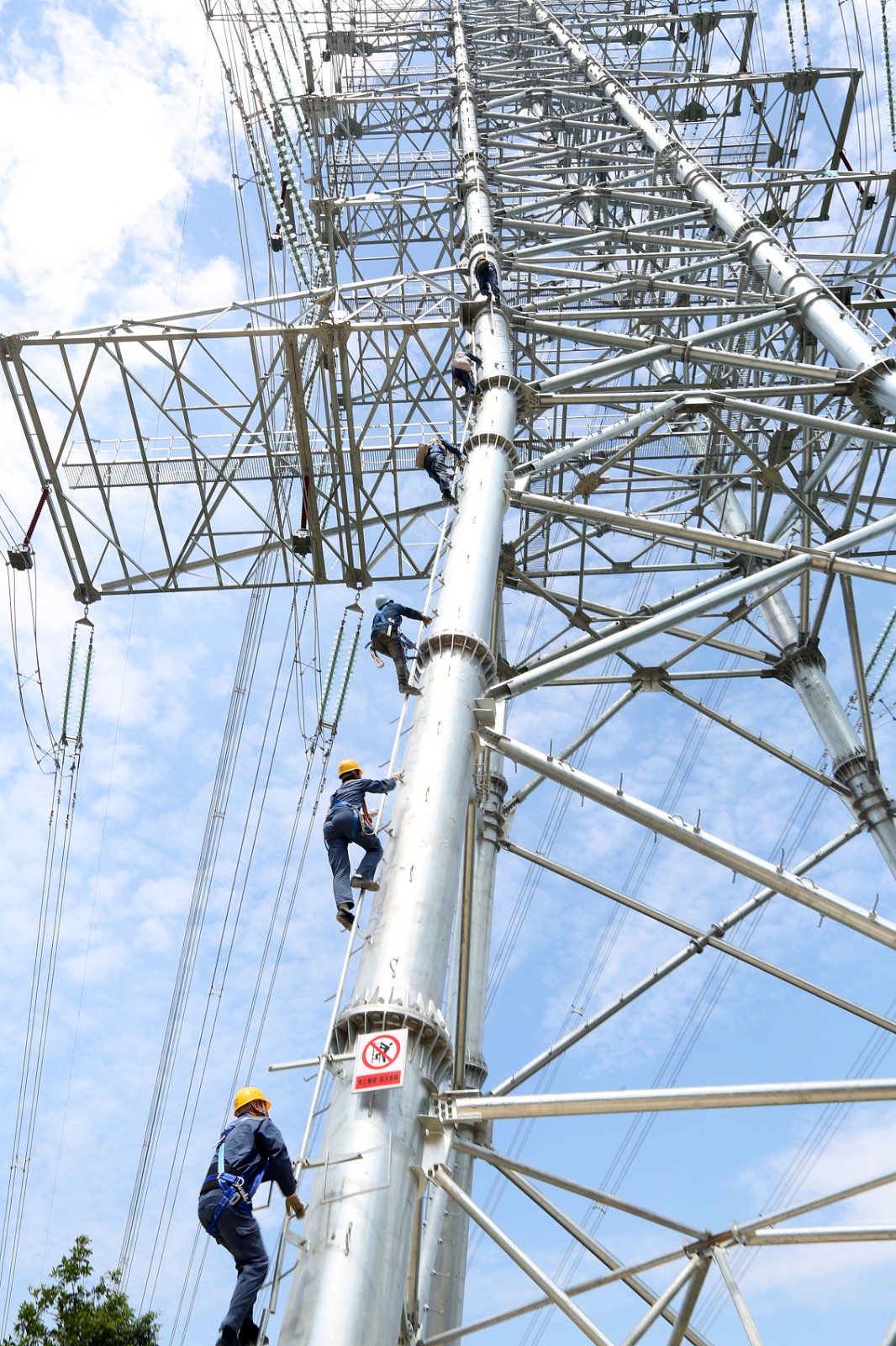 致敬高压线上电力工人