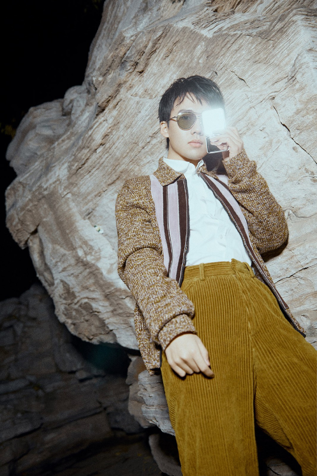 郭麒麟登时尚杂志文艺高领风格随意切换一跃成为相声界的潮男