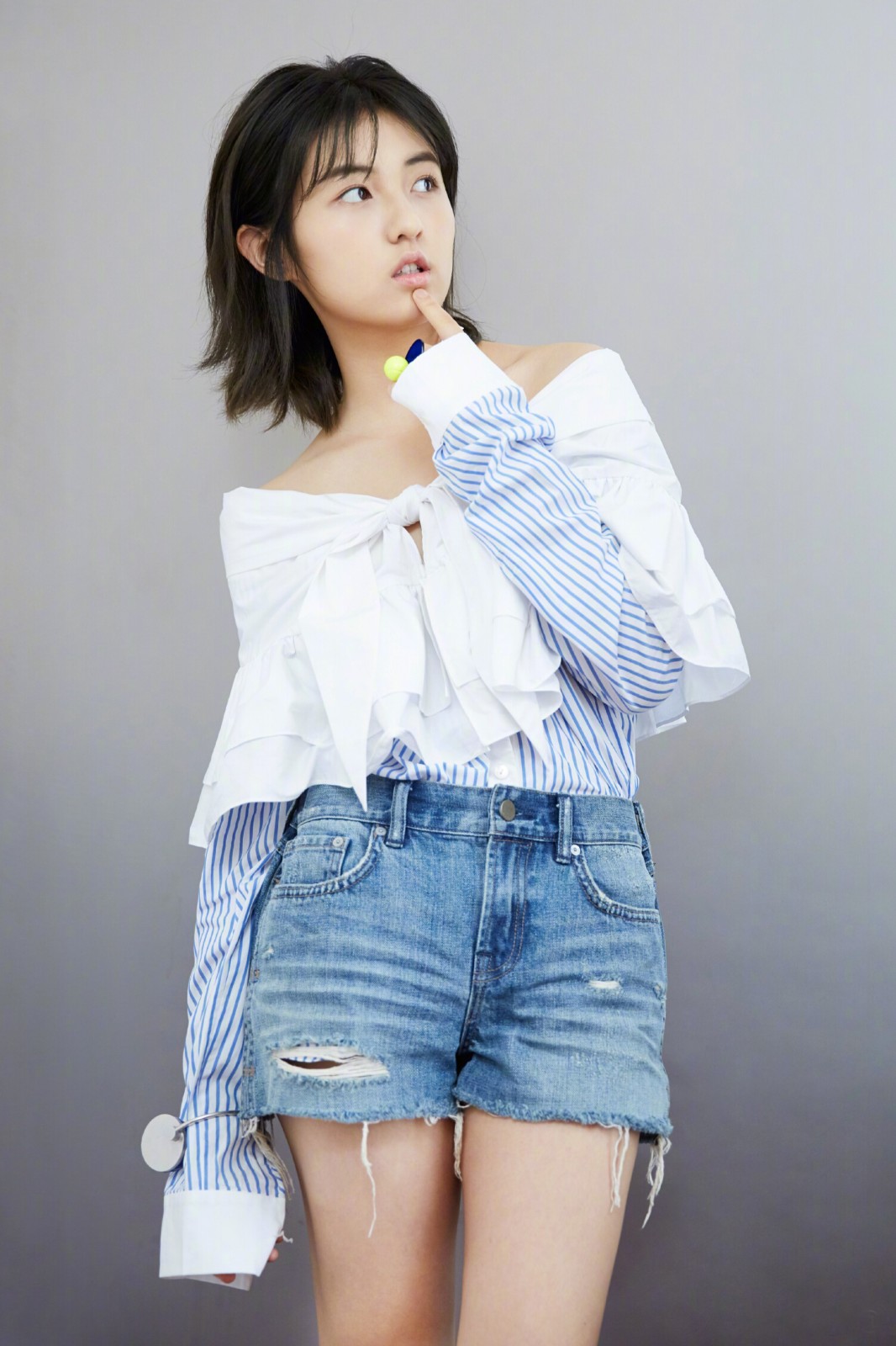 张子枫穿绿色皮裙清新又养眼,直到看见全身照,网友:真的很亲民