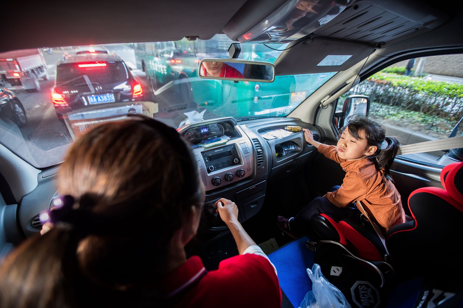 妈妈带女儿开货车:给孩子打拼更好的未来