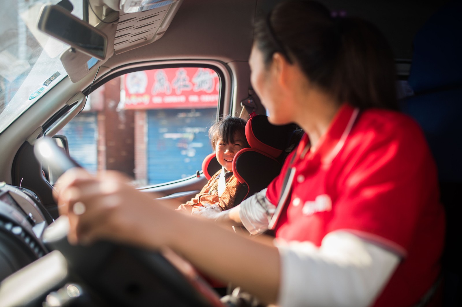 妈妈带女儿开货车:给孩子打拼更好的未来