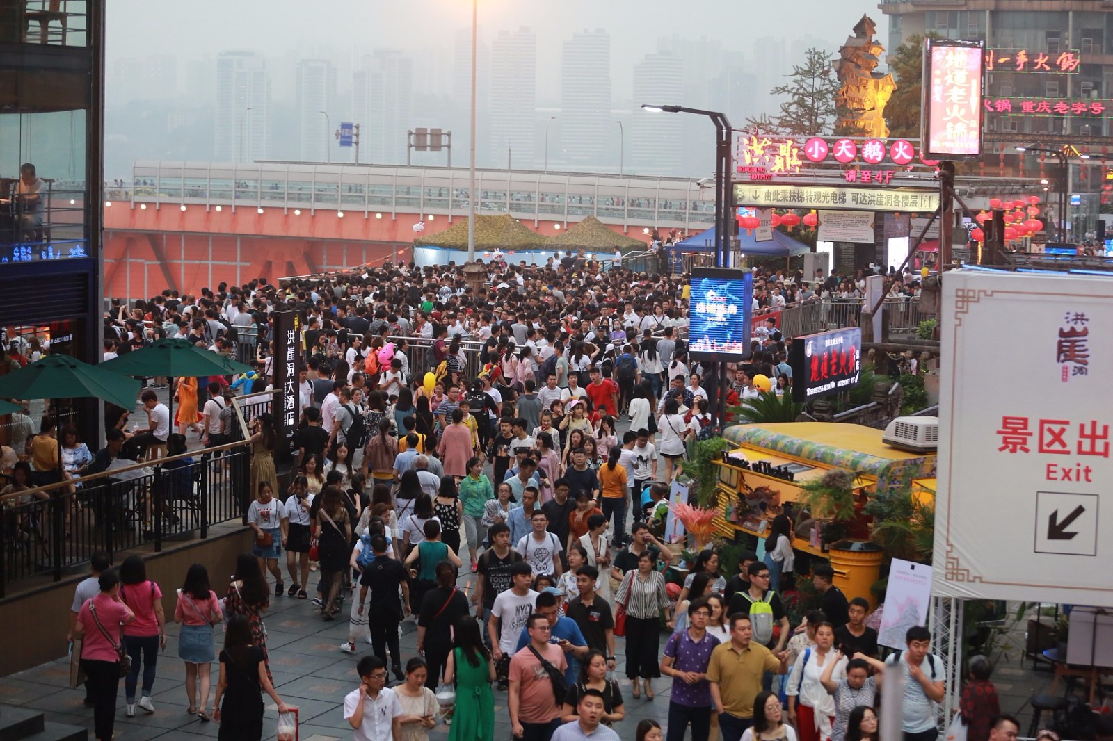 端午假期出行高峰景点车站人头攒动