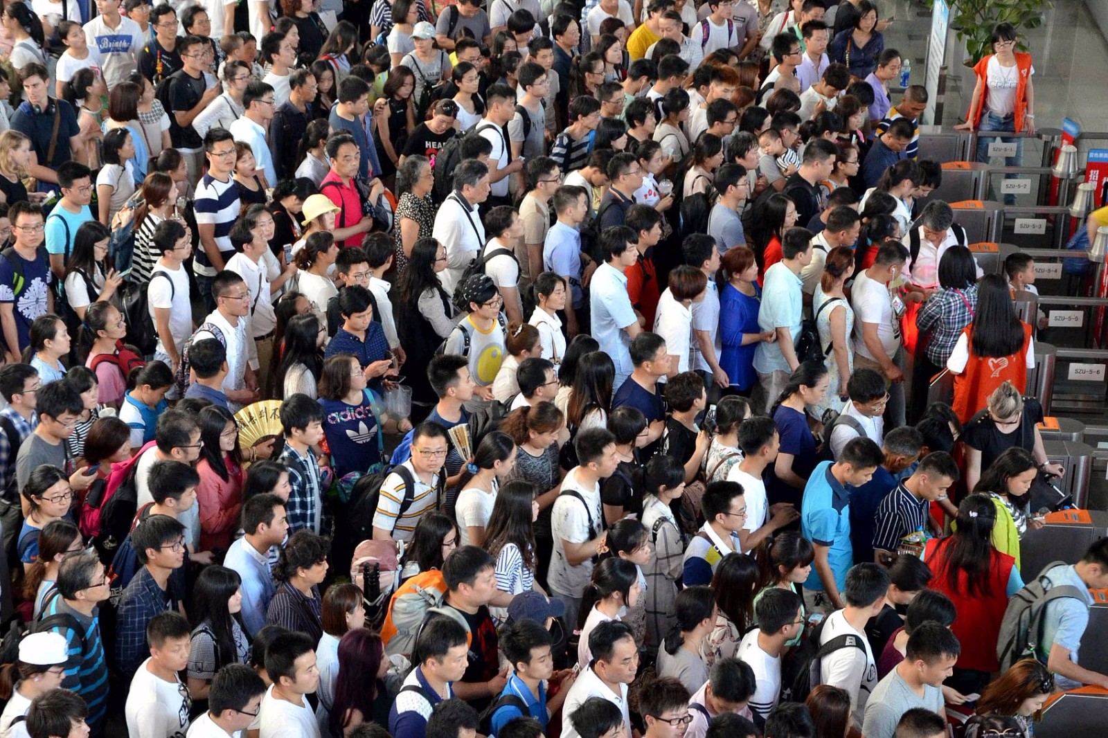 端午假期出行高峰景点车站人头攒动