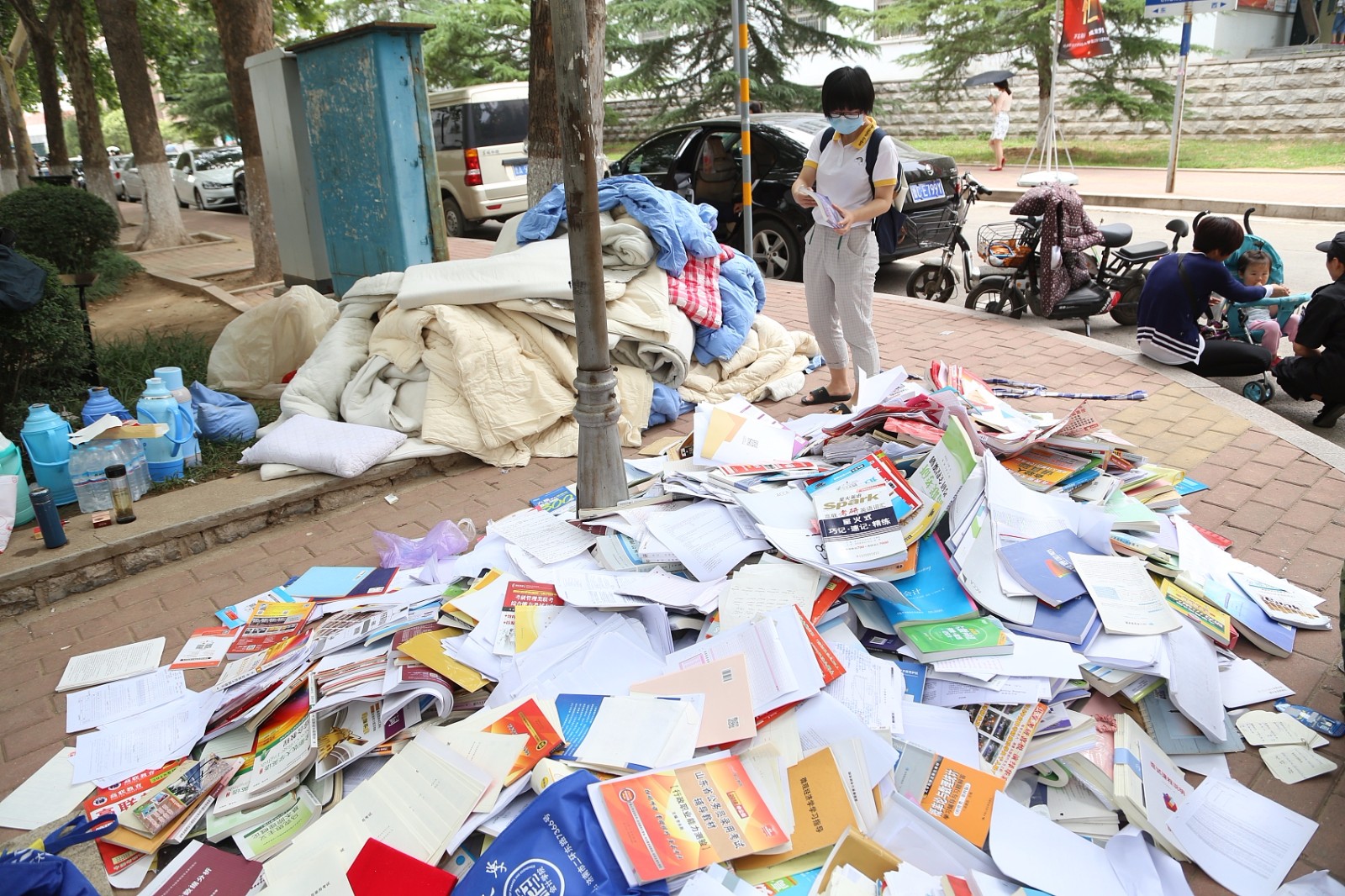 毕业季书本路边堆成山七毛一斤当废纸卖