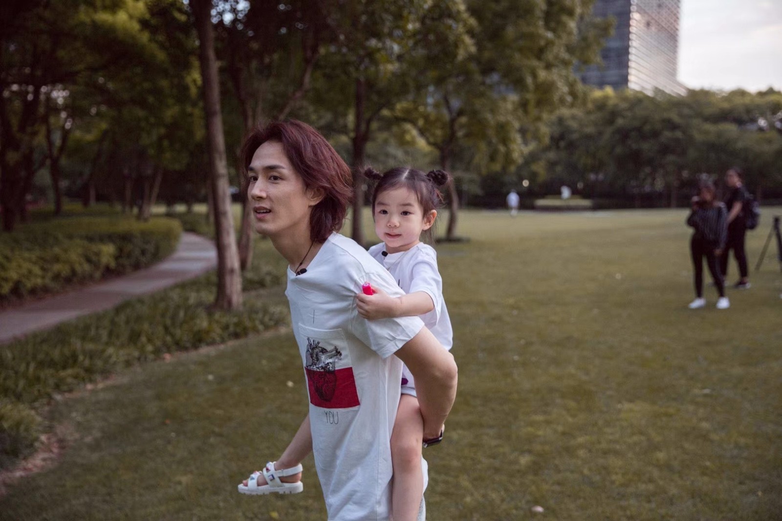 戚薇女儿lucky真名曝光,网友直呼"太可爱了!""萌到炸"