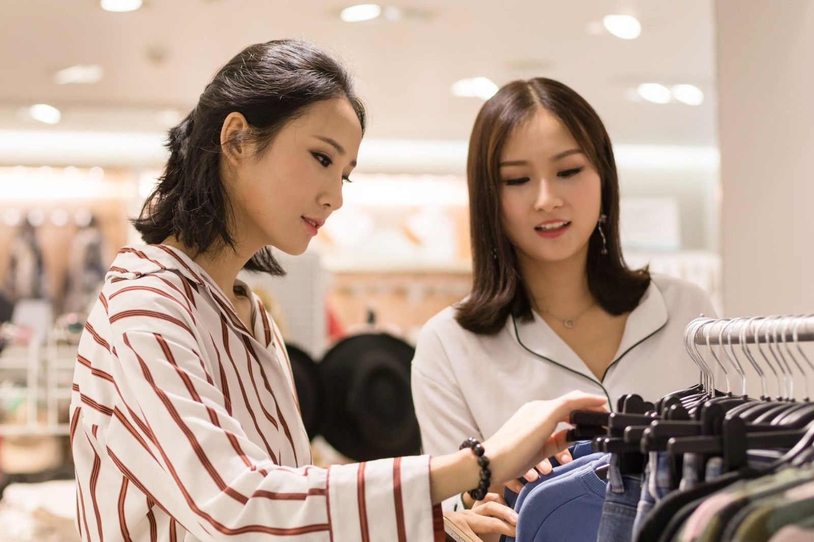 女人逛街买衣服这3句话别跟导购说很容易吃亏