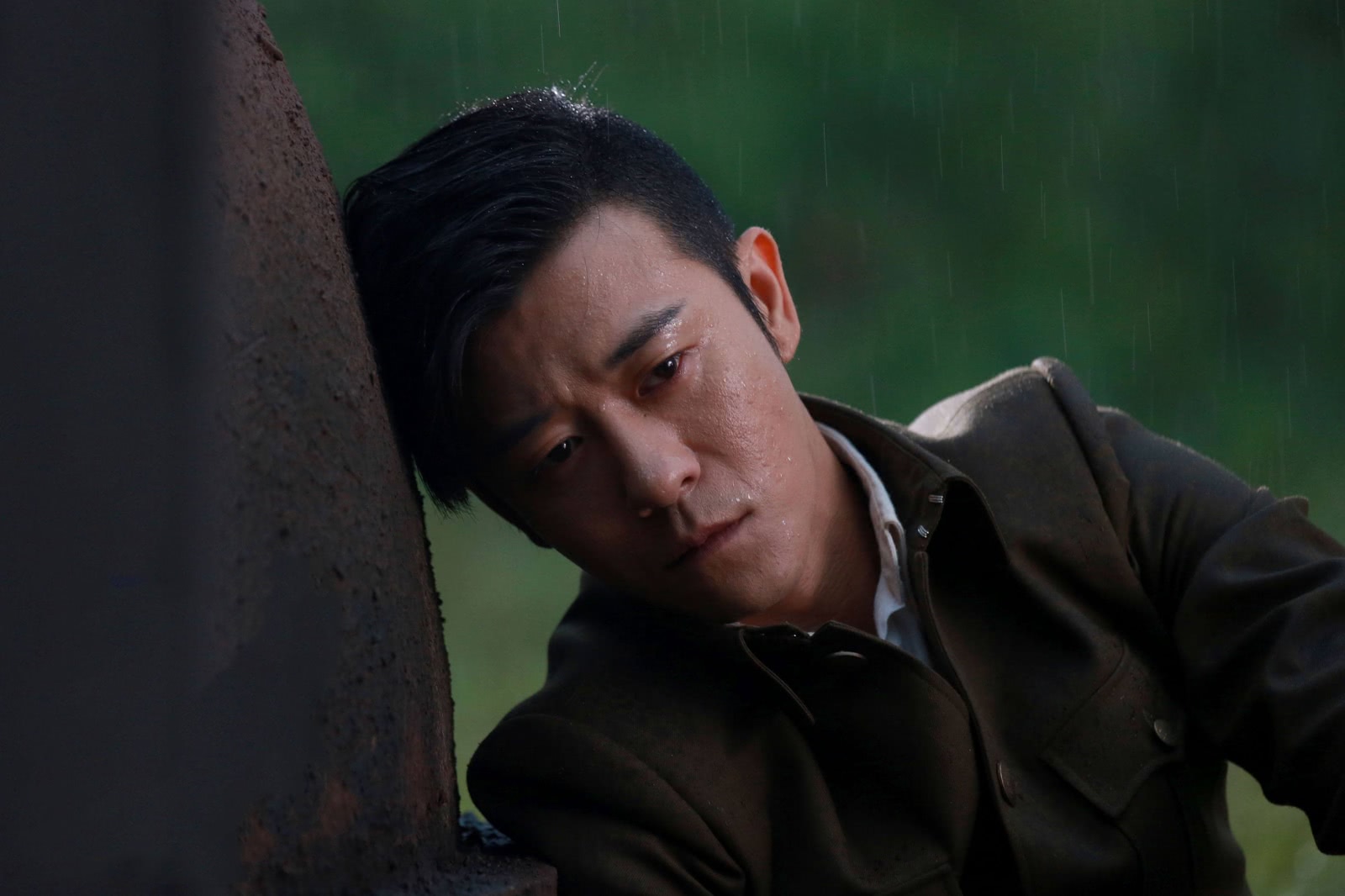 母亲是制片人,干妈是知名导演,可自己出演了30多部戏就是不红