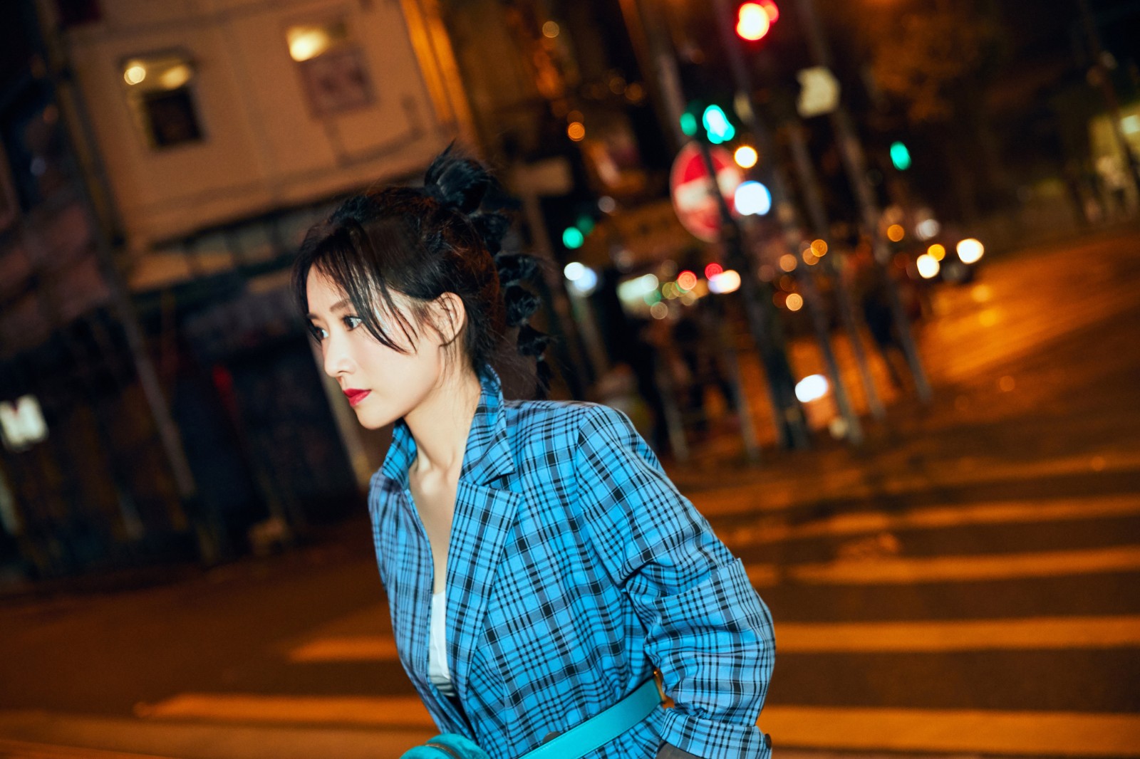 李念解锁时尚写真大片 水蓝色套装灵动迷人尽显独特魅力