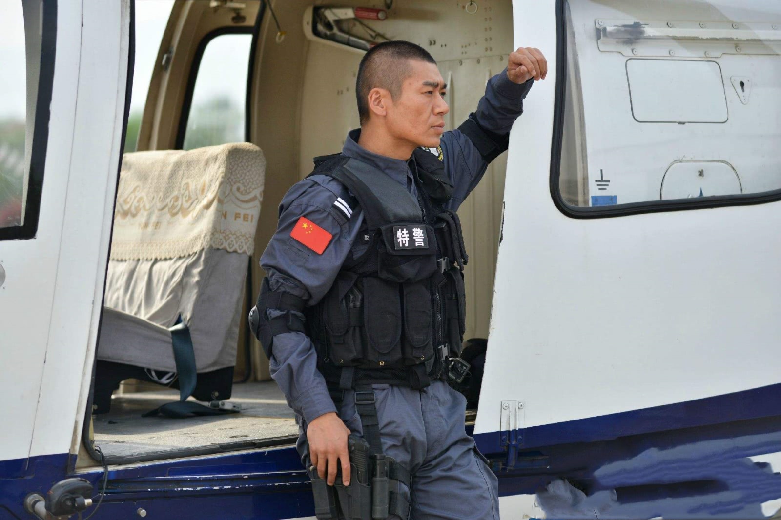 因《我是特种兵》走红,因军人形象深入人心,被称为军人专业户