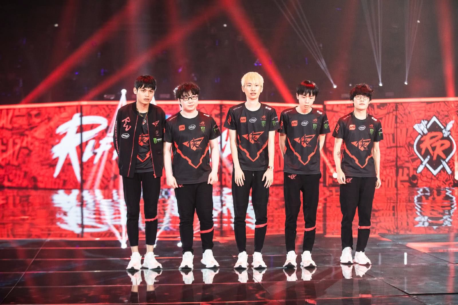 lpl赛区关注度最高的应该就是今年初刚建立的银河战舰rw战队了,在