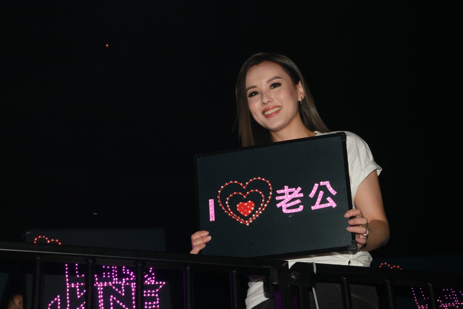 首度红馆开演唱会dear jane主音tim兴奋爆粗