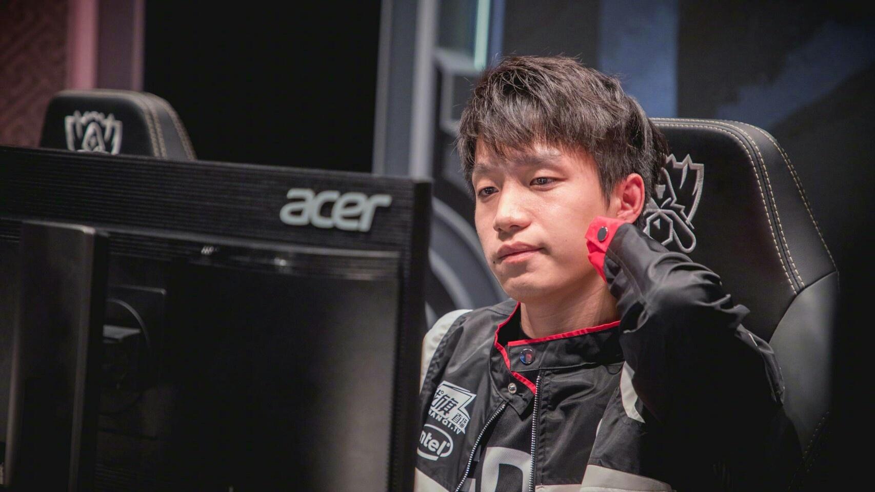 厂长圣诞直播穿粉嫩贵妇装, smlz: 明凯真恶心!