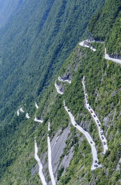 它被喻为"死亡公路",27公里连续下坡,十年货车师傅都不敢开