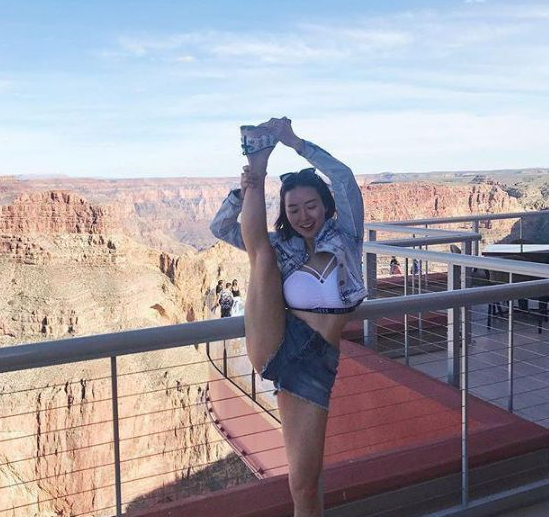 身穿紧身衣物,蒋娉婷展现诱人身材,解锁霸气女王时尚感