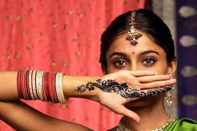 为什么印度女人额头上会有一点朱砂痣 手机新浪网