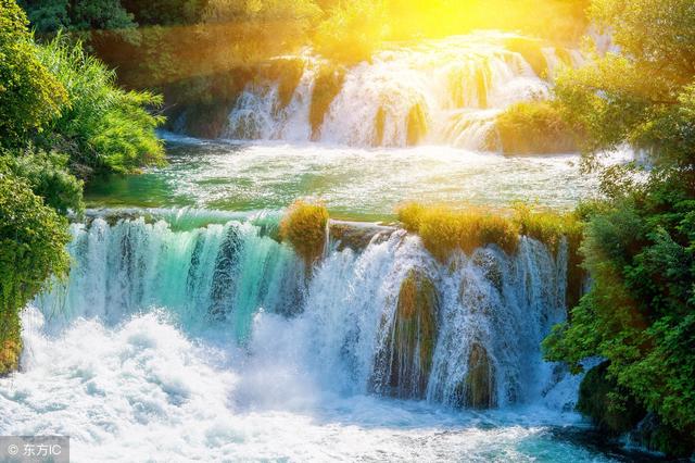 (图片来自东方ic)泰国爱侣湾瀑布的第五层,是不是非常的美丽