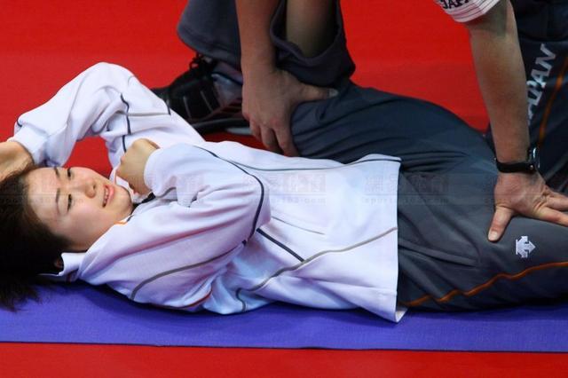福原爱赛前热身动作,男教练强力掰腿按压,网友:有这样按得吗?|福原爱|热身|乒乓球_新浪新闻