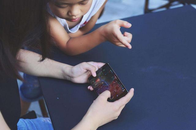 孩子是否沉迷于手机,10年后区别太大了!如何让孩子爱上学习!