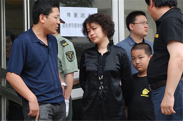 但是这种生活过了没多久,在2008年的时候,罗京被查出淋巴癌.