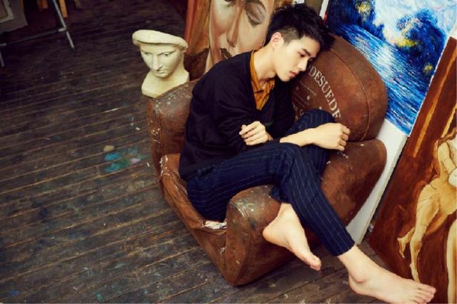 刘昊然搞怪庆生照,化身"文艺范油画小生",靠眼镜凹出时髦感!