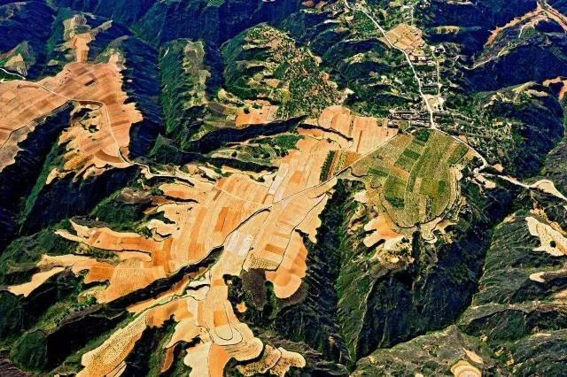 当颗粒物被抛撒在平坦宽阔的高地,台地或河流阶地上,慢慢就堆积形成了