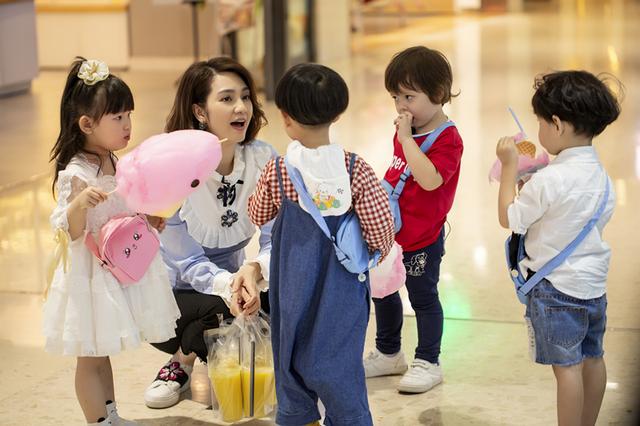 张丹峰洪欣《爱上幼儿园》联手带娃教规则 对立打赌欢乐多