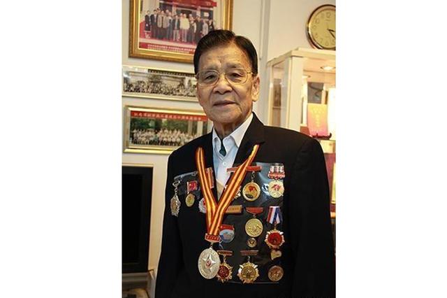 当时年仅十岁的陈敏学和其余四十多个孩子抓在一起,强迫学习日语.