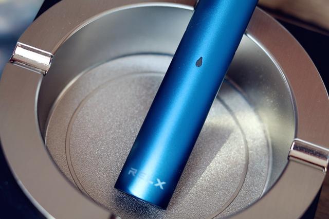 悦刻换弹雾化烟上手简评原来吸烟也有健康的打开方式