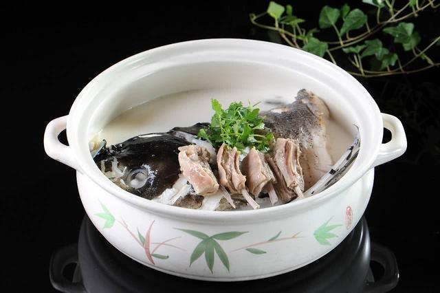 主料:羊肉,鲫鱼辅料:葱,白萝卜,盐,料酒,色拉油,香菜,姜做法:1.