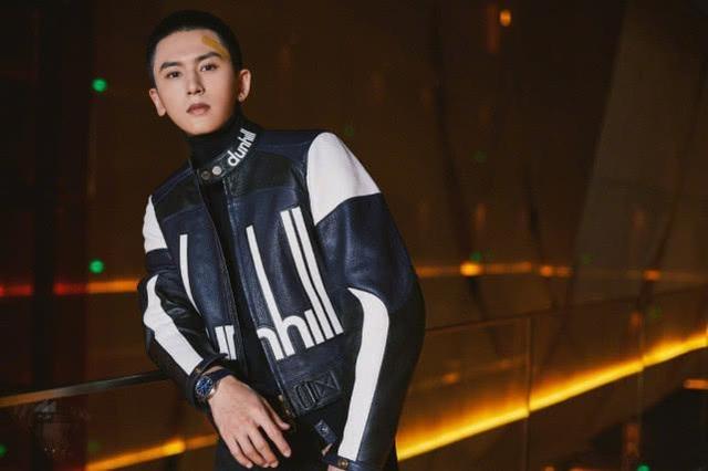 张哲瀚穿白色卫衣,搭配了"大口袋"牛仔裤,看上去很潮很有范!