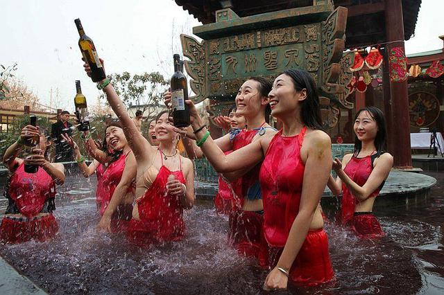 在当天举行的肚兜狂欢节活动,数百位游客着各色肚兜,进行了肚兜走秀