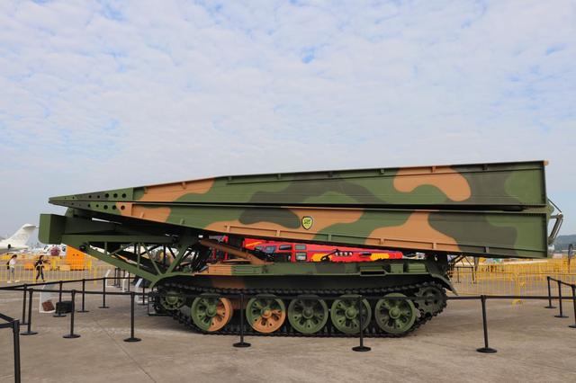 hzql21坦克冲击桥,战斗全重36吨,乘员2人,可架设长21米,宽3.