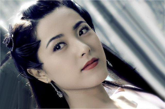 曾黎被称为是校花,原本我还不信,直到看到她年轻时的旧照