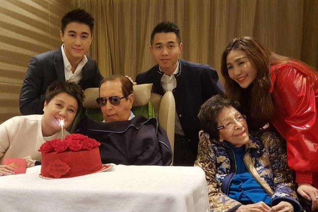 何鸿燊已经97岁了,在3房太太与所有子女的陪伴下一起度过了一个美好的