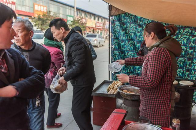 夫妻街头卖"实惠"早餐,6元一个分量足,食客:买到就是赚到!