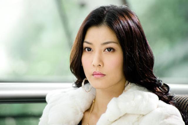 演"小三"走红,后因拒绝潜规则被雪藏,如今35岁靠卖衣服为生