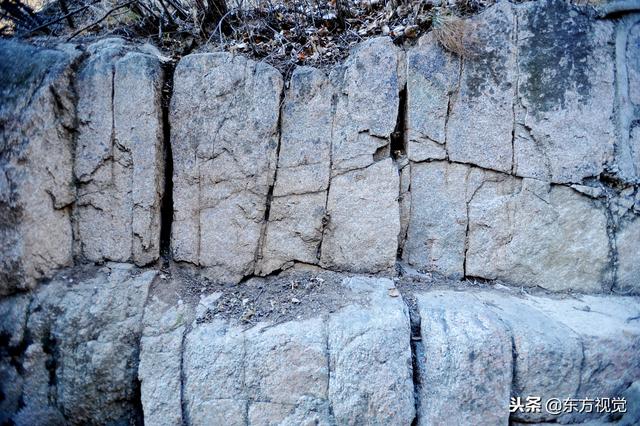 花岗岩中三组原生节理北京延庆世界地质公园古崖居园区内"花岗岩中三