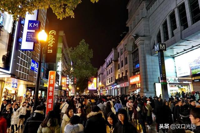 元旦前夜汉口百年老街江汉路步行街人流如潮喜庆祥和迎新年