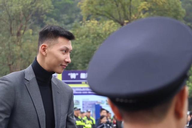 广东宏远全队穿西装亮相,易建联笑容迷人,赵睿难掩帅气