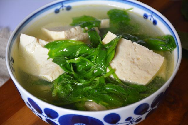 买两块钱的豌豆尖,和豆腐一起做汤,味道好极了,全家人都喜欢