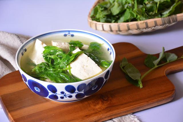 买两块钱的豌豆尖,和豆腐一起做汤,味道好极了,全家人都喜欢
