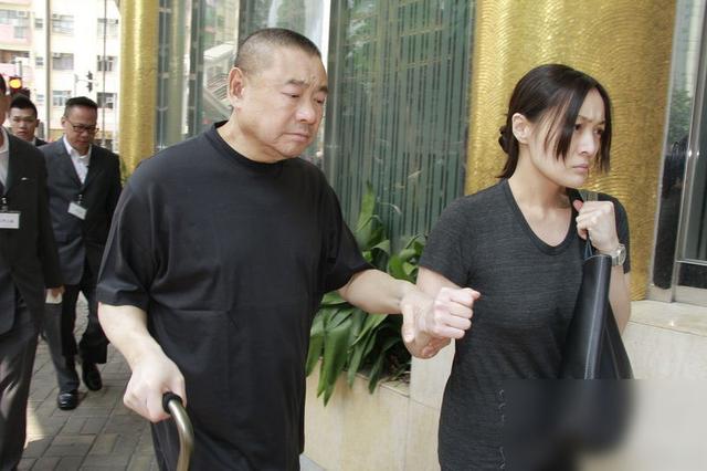 33岁的他已有1千5百亿可以亏,关键还剩下3千亿,妻子却还在打工