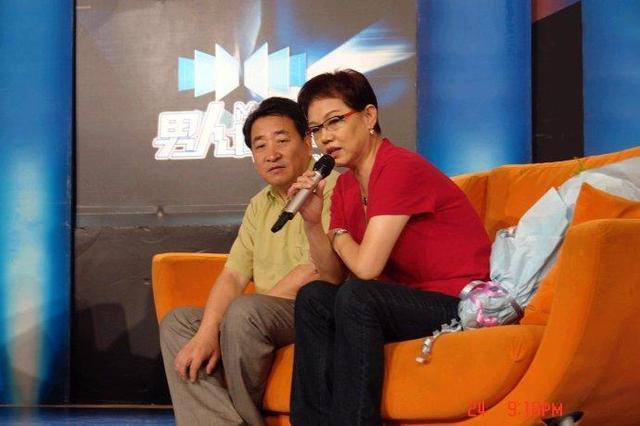 据悉姜昆老婆是一位曲艺说唱大师,在圈内也是十分有民企,结婚后妻子